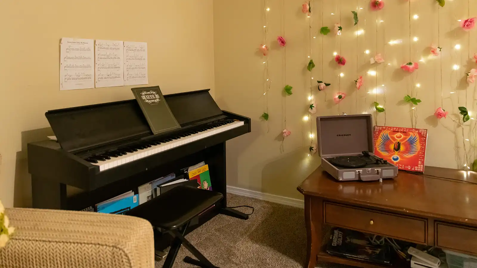 A piano and couch in a living room.